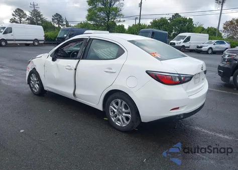 2017 Toyota Yaris Ia z USA, uszkodzony, nr VIN 3MYDLBYV2HY156094